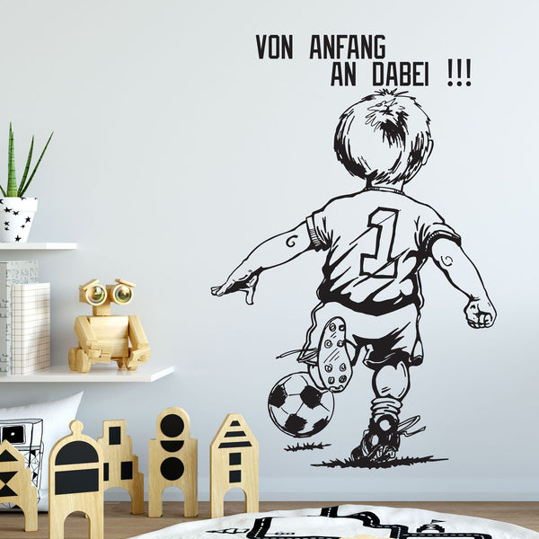 Wandtattoo Fussball – Kleiner Fussballspieler mit Schriftzug "Von Anfang an dabei" | Perfekt für wahre Fußball Fans - Sunnywall - Individualität trifft Design
