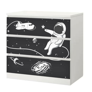 Möbelfolie passend für IKEA Malm Kommode Astronaut mit Raumschiff Schrankfolie - Sunnywall - Individualität trifft Design