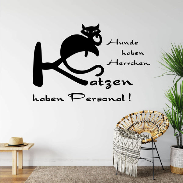 Wandtattoo Katze mit Spruch - Hunde haben Herrchen, Katzen haben Personal – Lustiger Wandaufkleber für Katzenliebhaber - Sunnywall - Individualität trifft Design