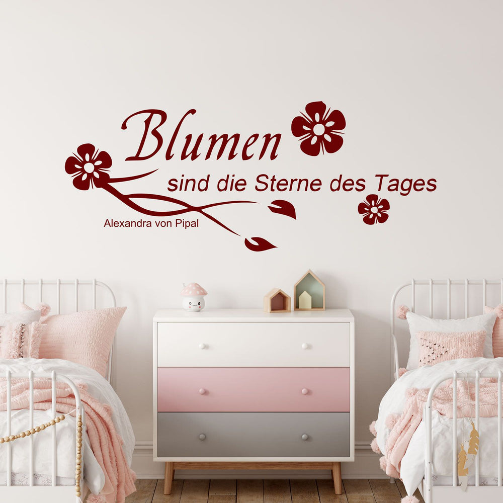 Wandtattoo – Blumen sind die Sterne des Tages | Zitat von Alexandra von Pipal | Wandspruch mit floraler Verzierung - Sunnywall - Individualität trifft Design