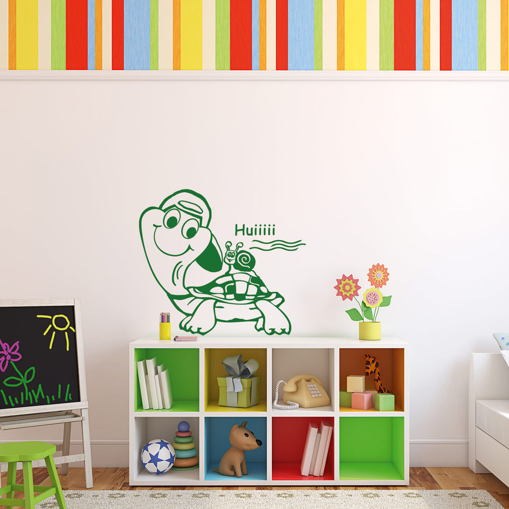 Wandtattoo Schildkröte mit Cappy und Schnecke | Wandaufkleber für Kinderzimmer - Sunnywall - Individualität trifft Design