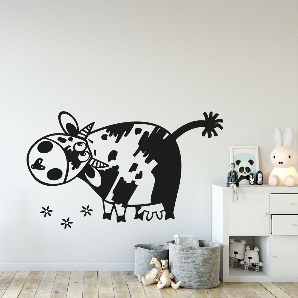 Wandtattoo Niedliche Kuh mit Blumen – Liebevoller Wandaufkleber für Kinderzimmer & Bauernhof-Themen - Sunnywall - Individualität trifft Design