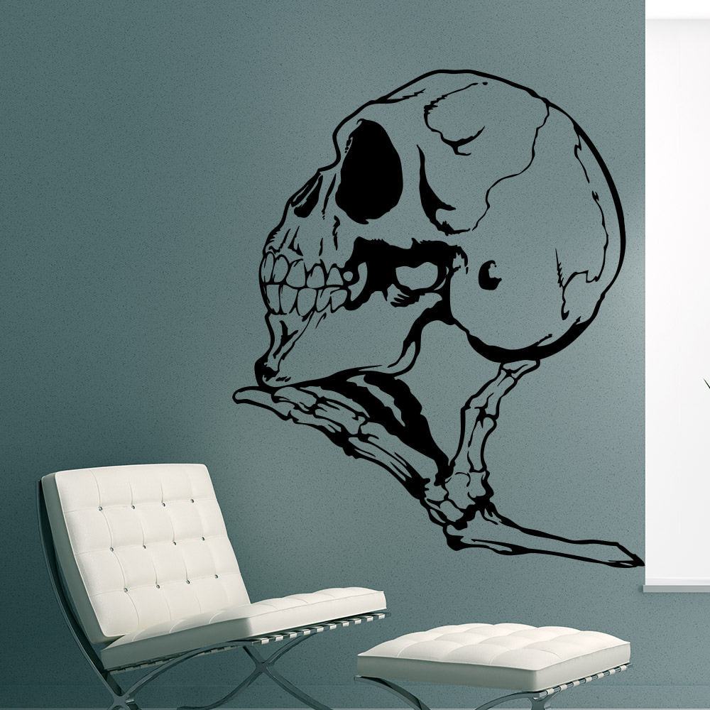 Wandtattoo Schädel – Lächelnder Totenkopf in Skeletthand | Gruseliges Tattoo-Style Design für Wand & Deko | Halloween - Sunnywall - Individualität trifft Design