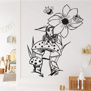 Wandtattoo Mädchen auf Pilz – Fee Däumelinchen mit Blume im Märchenstil für das Kinderzimmer - Sunnywall - Individualität trifft Design