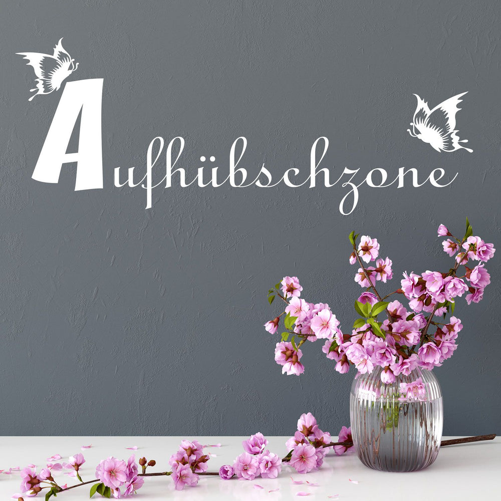 Wandaufkleber Schriftzug Aufhübschzone Beauty Zone mit Schmetterlingen | Dekorativer Wandsticker für Beauty & Wellness - Sunnywall - Individualität trifft Design