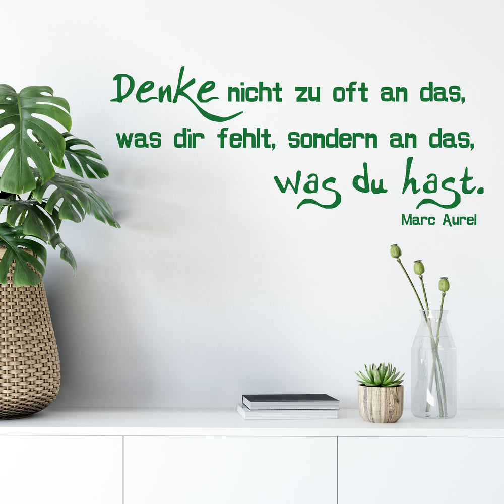 Wandtattoo Zitat – Denke nicht an das, was fehlt, sondern an das, was du hast - Wandaufkleber für Wohnzimmer & Büro | Zitat Marc Aurel - Sunnywall - Individualität trifft Design