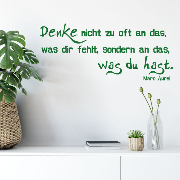 Wandtattoo Zitat – Denke nicht an das, was fehlt, sondern an das, was du hast - Wandaufkleber für Wohnzimmer & Büro | Zitat Marc Aurel - Sunnywall - Individualität trifft Design