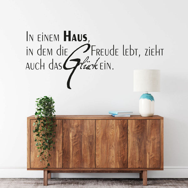Wandtattoo Spruch – In einem Haus, in dem die Freude lebt, zieht auch das Glück ein- Zitat Wandaufkleber für Wohnzimmer & Büro - Sunnywall - Individualität trifft Design