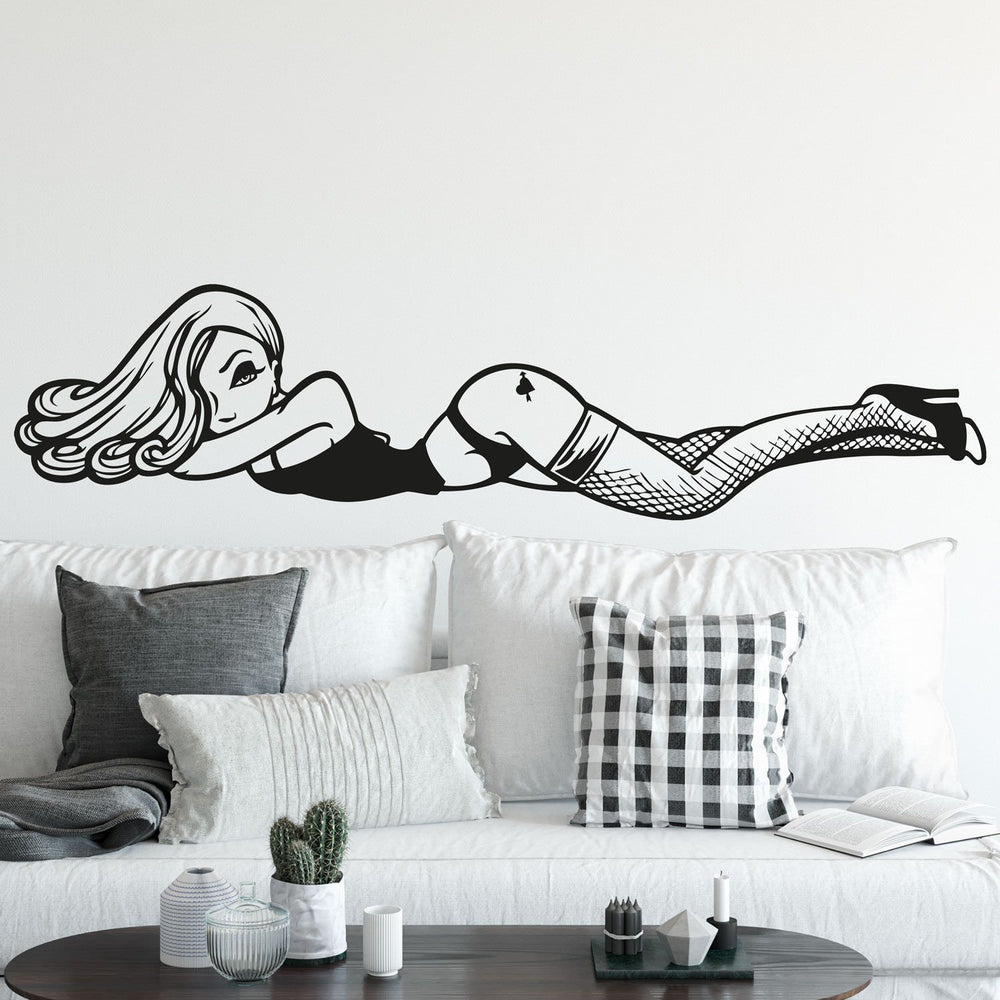 Wandtattoo Sexy Lady – Pin-up Girl mit Netzstrümpfen | Verführerische Wanddeko im Retro-Style Pin Up Girl - Sunnywall - Individualität trifft Design