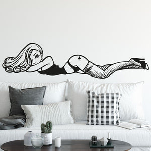Wandtattoo Sexy Lady – Pin-up Girl mit Netzstrümpfen | Verführerische Wanddeko im Retro-Style Pin Up Girl - Sunnywall - Individualität trifft Design