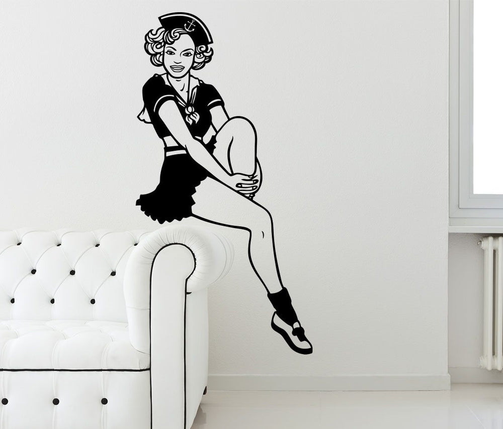 Wandtattoo Pin-up Girl – Sitzende Matrosin im Retro-Style | Wandaufkleber & StickerWandtattoo Pin Up Girl - Sunnywall - Individualität trifft Design