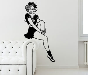 Wandtattoo Pin-up Girl – Sitzende Matrosin im Retro-Style | Wandaufkleber & StickerWandtattoo Pin Up Girl - Sunnywall - Individualität trifft Design