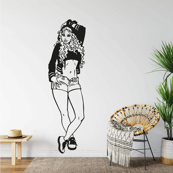 Wandtattoo Pin-up Girl – Girl in Jeans und Baseball Jacke im Retro-Style | Wandaufkleber & StickerWandtattoo Pin Up Girl - Sunnywall - Individualität trifft Design