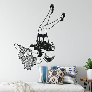 Wandtattoo Pin-up Girl – Räkelnde Frau im schwarzen Kleid Retro-Style | Wandaufkleber & StickerWandtattoo Pin Up Girl - Sunnywall - Individualität trifft Design