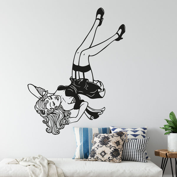 Wandtattoo Pin-up Girl – Räkelnde Frau im schwarzen Kleid Retro-Style | Wandaufkleber & StickerWandtattoo Pin Up Girl - Sunnywall - Individualität trifft Design