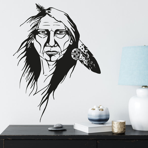 Wandtattoo Alter Weiser Indianer – Stammesältester mit Feder im Haar | Stilvoller Wandaufkleber - Sunnywall - Individualität trifft Design