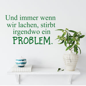 Wandtattoo Spruch - Und immer wenn wir lachen, stirbt irgendwo ein Problem | Inspirierender Wandaufkleber Wandspruch - Sunnywall - Individualität trifft Design
