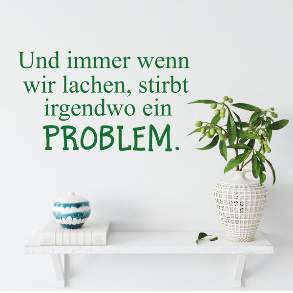 Wandtattoo Spruch - Und immer wenn wir lachen, stirbt irgendwo ein Problem | Inspirierender Wandaufkleber Wandspruch - Sunnywall - Individualität trifft Design