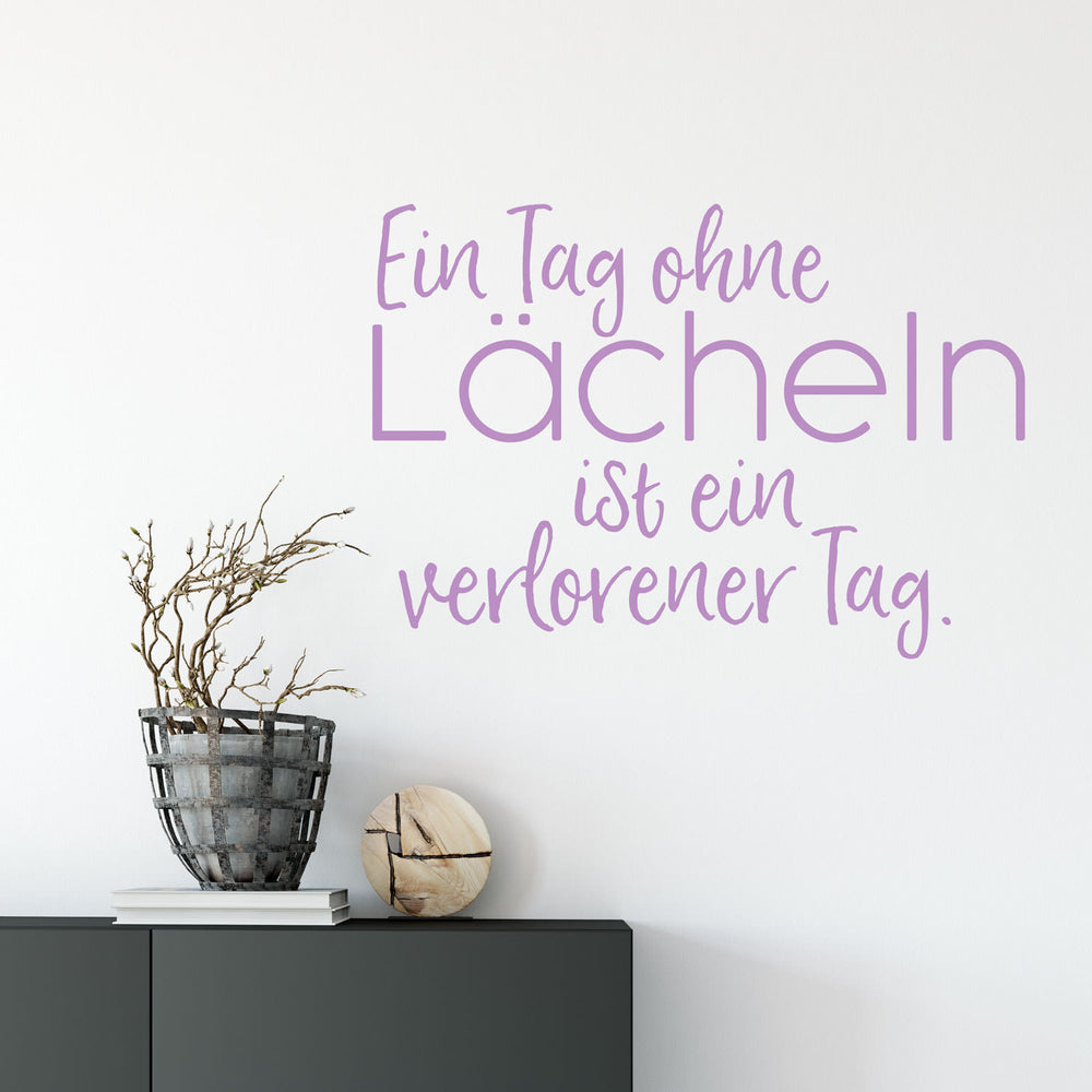 Wandtattoo Spruch – Ein Tag ohne Lächeln ist ein verlorener Tag | Inspirierender Wandaufkleber Wandspruch - Sunnywall - Individualität trifft Design
