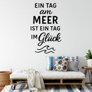 Wandtattoo Spruch Meer Glück – Ein Tag am Meer ist ein Tag im Glück – Maritimer Wandsticker mit Wellen für Wohnzimmer, Schlafzimmer & Bad