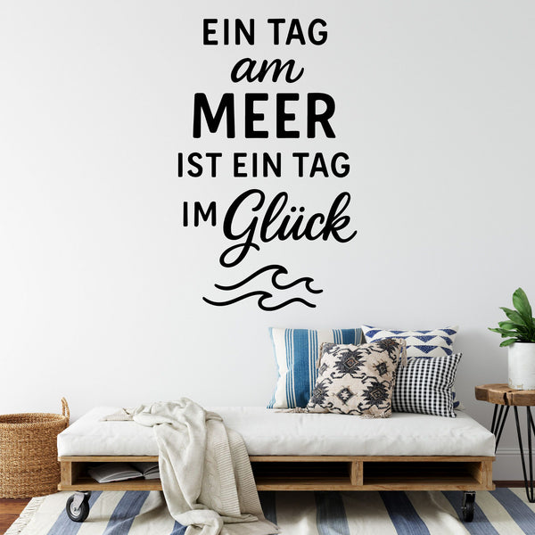 Wandtattoo Spruch Meer Glück – Ein Tag am Meer ist ein Tag im Glück – Maritimer Wandsticker mit Wellen für Wohnzimmer, Schlafzimmer & Bad