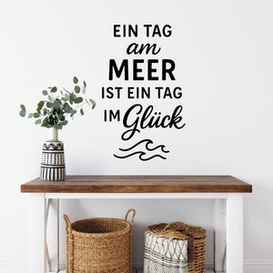 Wandtattoo Spruch Meer Glück – Ein Tag am Meer ist ein Tag im Glück – Maritimer Wandsticker mit Wellen für Wohnzimmer, Schlafzimmer & Bad
