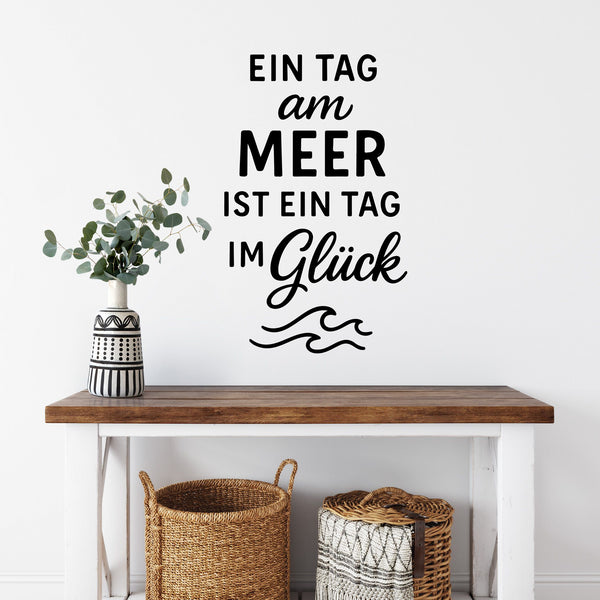 Wandtattoo Spruch Meer Glück – Ein Tag am Meer ist ein Tag im Glück – Maritimer Wandsticker mit Wellen für Wohnzimmer, Schlafzimmer & Bad