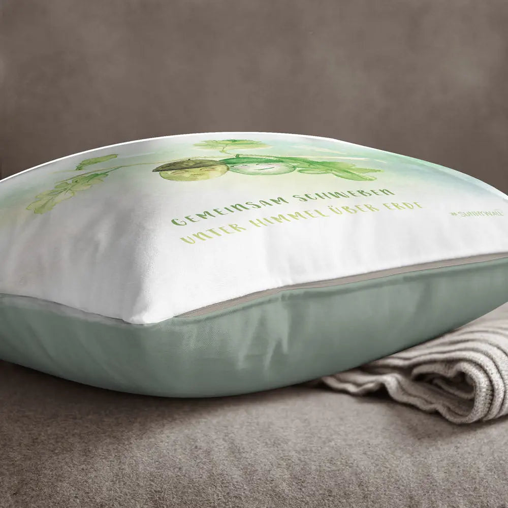 Eicheln Herbst Gemeinsam schweben unter Himmel über Erde Kissen pillow Sunnywall