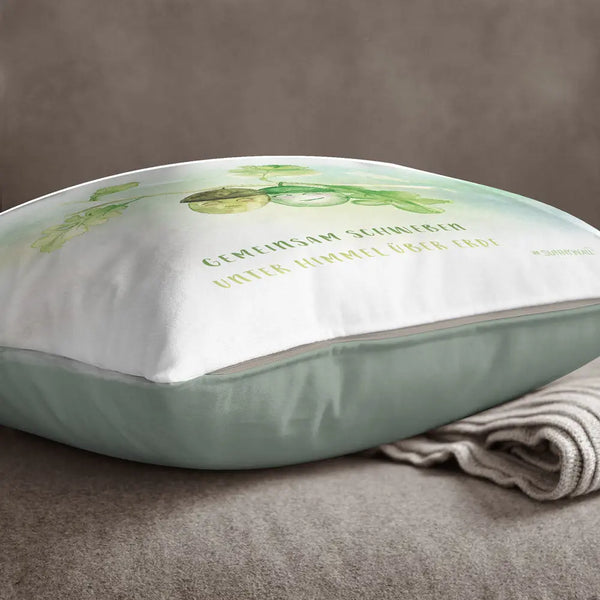 Eicheln Herbst Gemeinsam schweben unter Himmel über Erde Kissen pillow Sunnywall