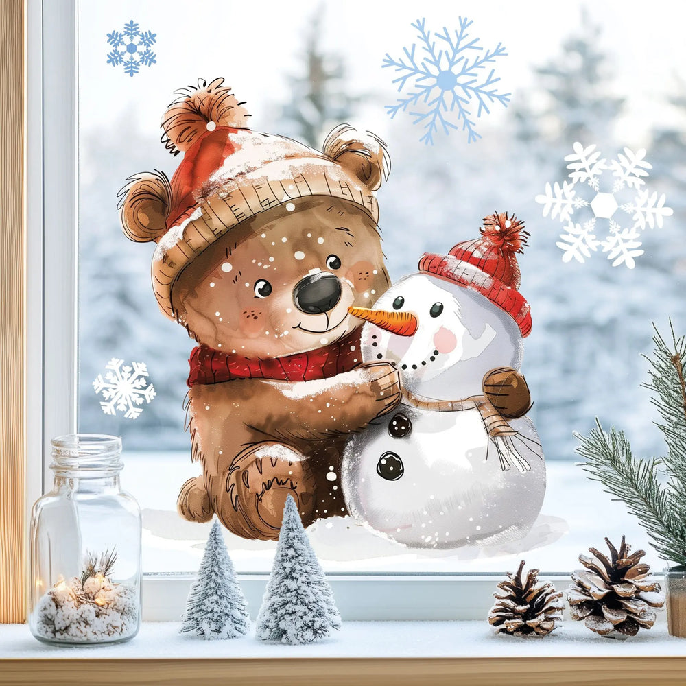 Fensterbild |  Knuddeliger Bär mit Schneemann | Winterliche Fensterbild Dekoration Sunnywall