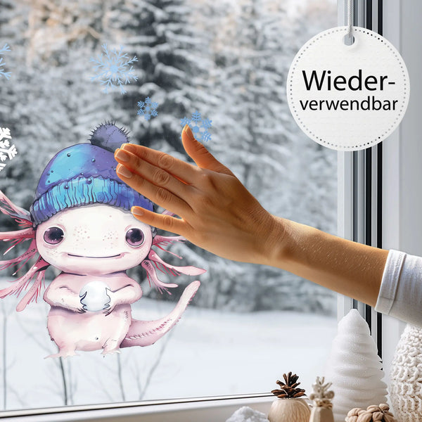 Fensterbild | Niedliches Axolotl mit blauer Wollmütze | Winterliche Fensterbild Dekoration Sunnywall