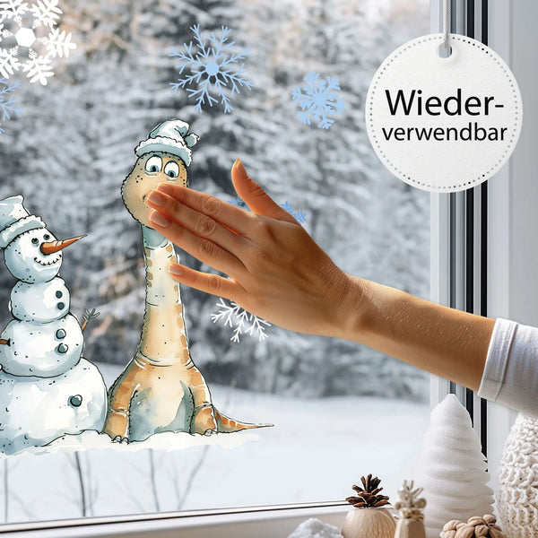 Fensterbild |  Verspielter Langhals mit Schneemann | Winterliche Fensterbild Dekoration Sunnywall