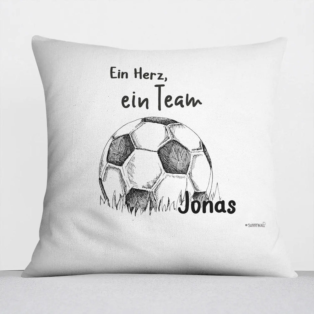 Kissen mit Reißverschluss Fußball Ein Herz ein Team – Personalisiert mit Namen Sunnywall