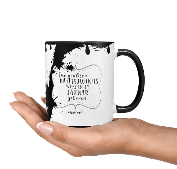 Monatstasse | Kaffeetasse Tasse Geburtstag | Die größten Kaffeejunkies werden im Januar bis Dezember Geburtstagstasse inkl. Geschenkkarte Sunnywall