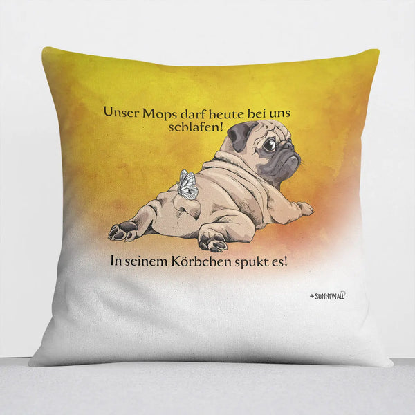 Unser Mops darf heute bei uns schlafen - es spukt im Körbchen - Kissen Sunnywall