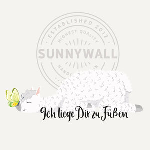 Wandtattoo Alpaka Lama mit Schmetterling | mit Spruch - Ich liege Dir zu Füßen Sunnywall
