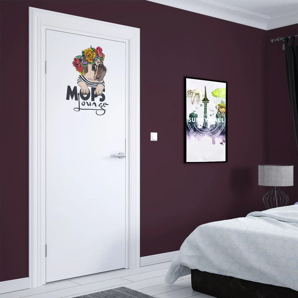 Wandtattoo Aufkleber Mops Lounge mit Blumenkranz Sunnywall