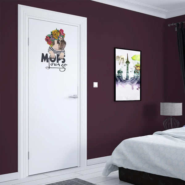Wandtattoo Aufkleber Mops Lounge mit Blumenkranz Sunnywall