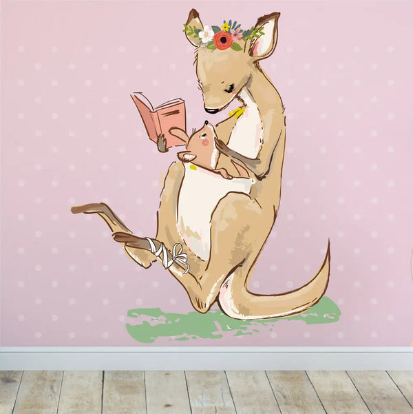 Wandtattoo - Känguru lesend mit Baby -  Aufkleber Wandsticker Sunnywall