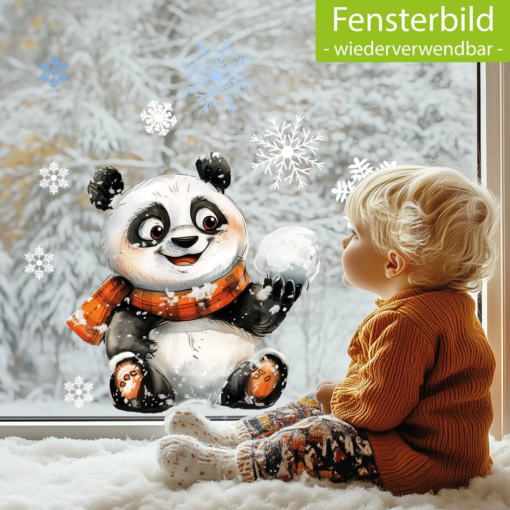 Fensterbild Fröhlicher Panda mit Schneeball | Winterliche Fensterbild Dekoration - Sunnywall - Individualität trifft Design