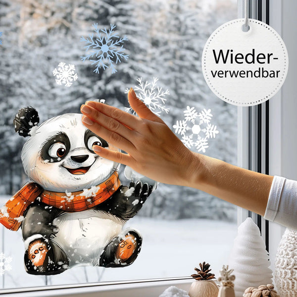 Fensterbild Fröhlicher Panda mit Schneeball | Winterliche Fensterbild Dekoration - Sunnywall - Individualität trifft Design