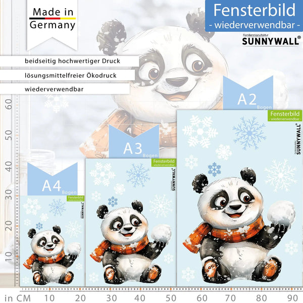 Fensterbild Fröhlicher Panda mit Schneeball | Winterliche Fensterbild Dekoration - Sunnywall - Individualität trifft Design