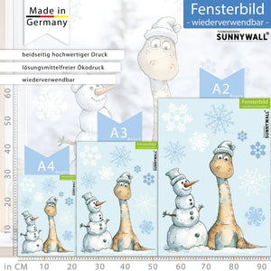 Fensterbild Verspielter Langhals mit Schneemann | Winterliche Fensterbild Dekoration - Sunnywall - Individualität trifft Design