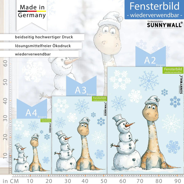 Fensterbild Verspielter Langhals mit Schneemann | Winterliche Fensterbild Dekoration - Sunnywall - Individualität trifft Design