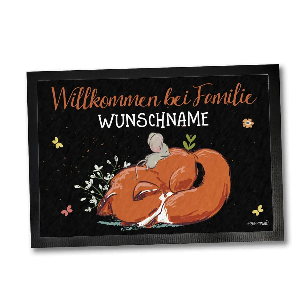 Fussmatte Fuchs Maus ruhend Willkommen bei Familie mit Wunschname personalisiert - Sunnywall - Individualität trifft Design