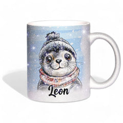 Glitzertasse - Winterliche Robbe - Wunschnamen Tasse - Weihnachten - Silber Glitzer - Personalisierbar - Sunnywall - Individualität trifft Design