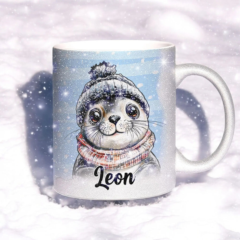 Glitzertasse - Winterliche Robbe - Wunschnamen Tasse - Weihnachten - Silber Glitzer - Personalisierbar - Sunnywall - Individualität trifft Design