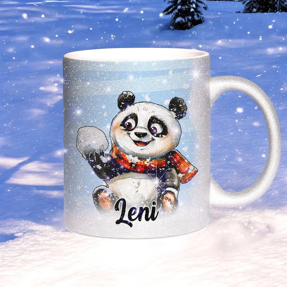 Glitzertasse - Winterlicher Panda mit Schneeball - Wunschnamen Tasse - Weihnachten - Silber Glitzer - Sunnywall - Individualität trifft Design