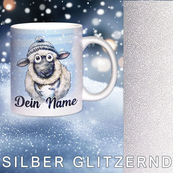 Glitzertasse - Winterliches Schaf - Wunschnamen Tasse - Weihnachten - Silber Glitzer - Personalisierbar - Sunnywall - Individualität trifft Design
