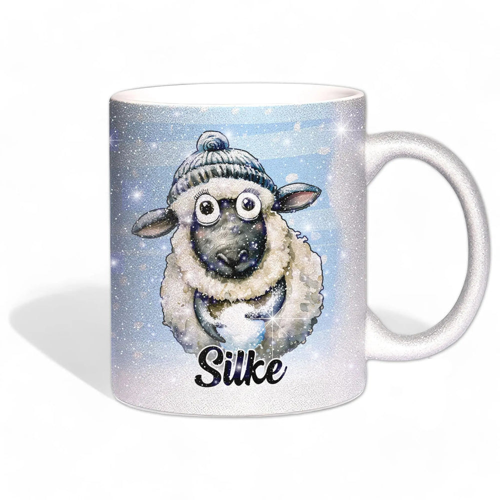 Glitzertasse - Winterliches Schaf - Wunschnamen Tasse - Weihnachten - Silber Glitzer - Personalisierbar - Sunnywall - Individualität trifft Design
